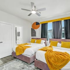 Houston Townhome • King Suite • Private Garage