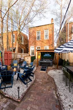 Lou Luxe- Speakeasy, EPIC Arcade, Hottub & FirePit