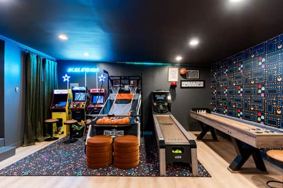 Lou Luxe- Speakeasy, EPIC Arcade, Hottub & FirePit