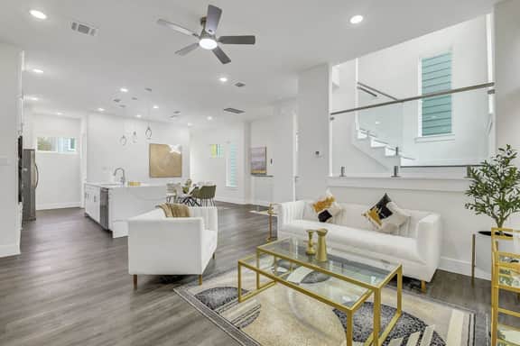 Luxe 3 BR w/ Garage + Patio, 5 min NRG & Med Ctr