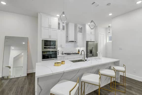 Luxe 3 BR w/ Garage + Patio, 5 min NRG & Med Ctr