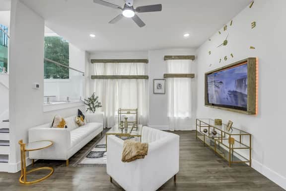 Luxe 3 BR w/ Garage + Patio, 5 min NRG & Med Ctr