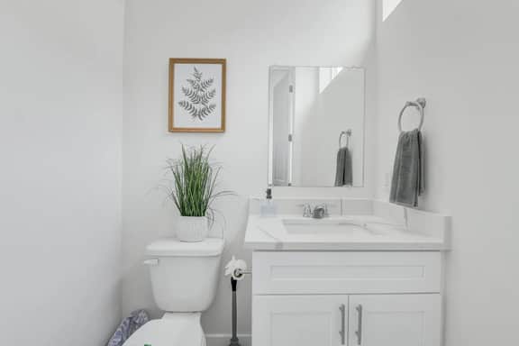 Houston Townhome • King Suite • Private Garage - Image 3