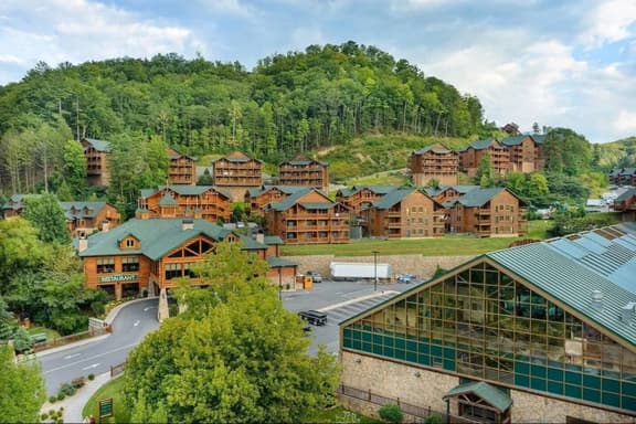 Smoky Mtn Getaway | 1BR VILLA SLPS4 | Waterpark