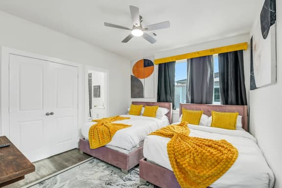 Houston Townhome • King Suite • Private Garage - Image 1